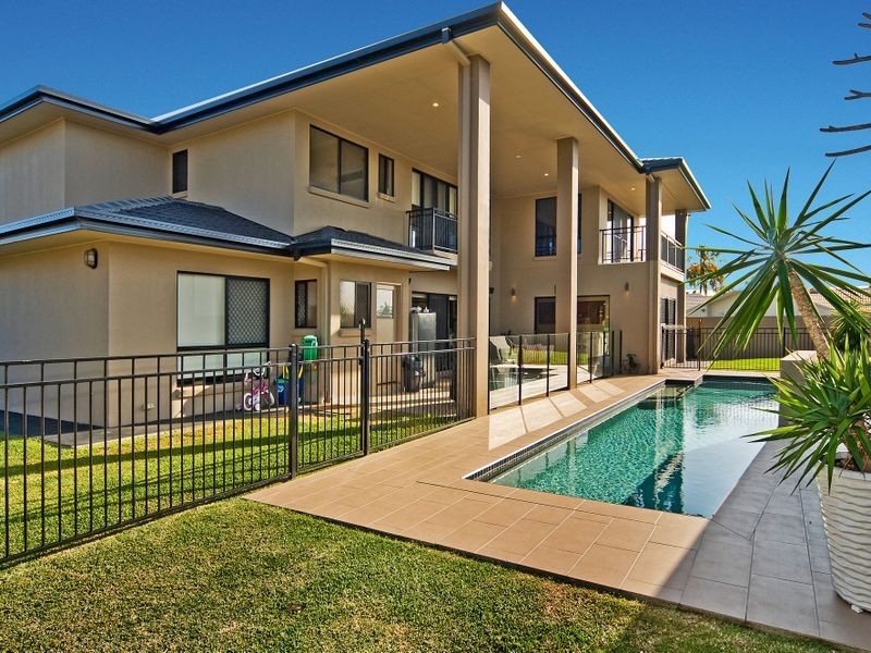 1 Tradewinds Avenue, Paradise Point QLD 4216