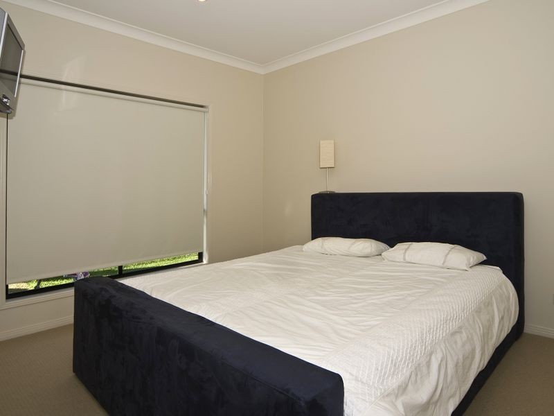 1 Tradewinds Avenue, Paradise Point QLD 4216