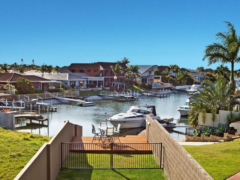 1 Tradewinds Avenue, Paradise Point QLD 4216