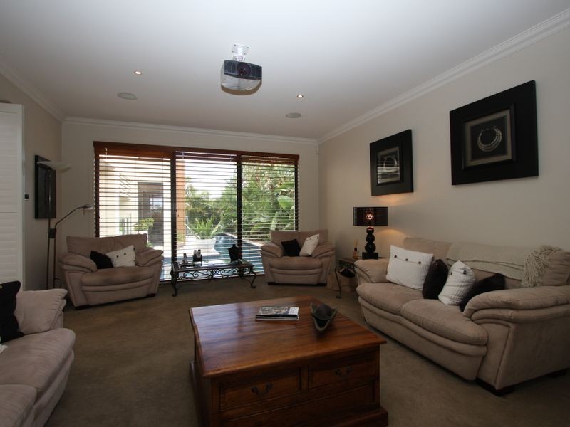 15 King Charles, Sovereign Islands QLD 4216