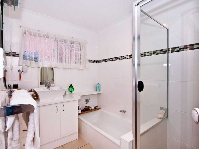 2/11 Muscovey Avenue, Paradise Point QLD 4216