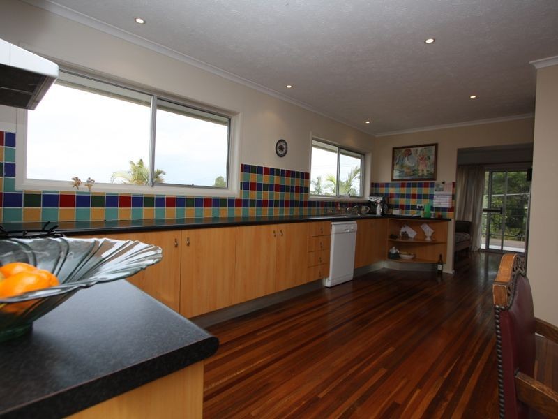 11 Robin Avenue, Paradise Point QLD 4216