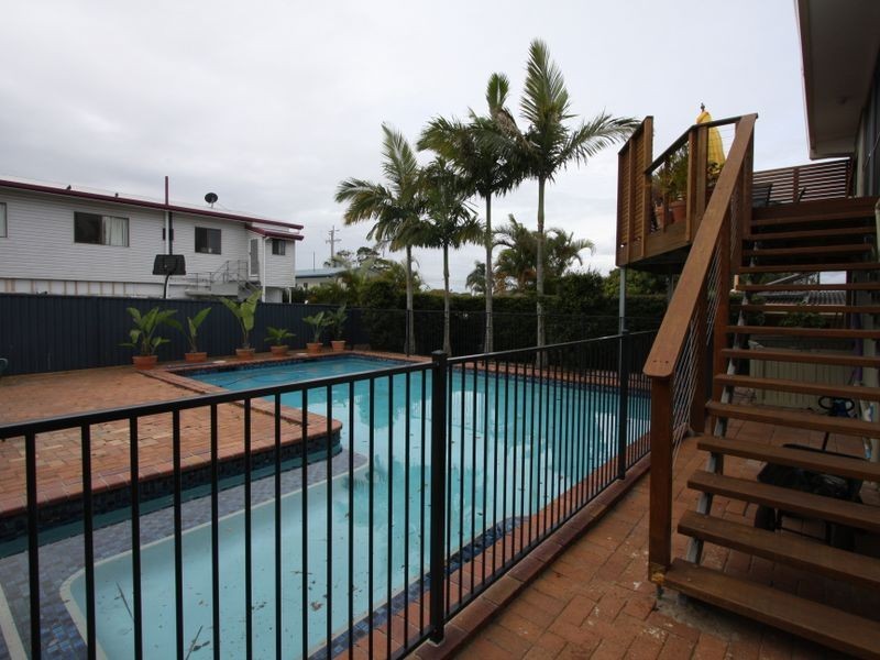 11 Robin Avenue, Paradise Point QLD 4216