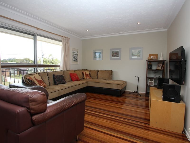 11 Robin Avenue, Paradise Point QLD 4216