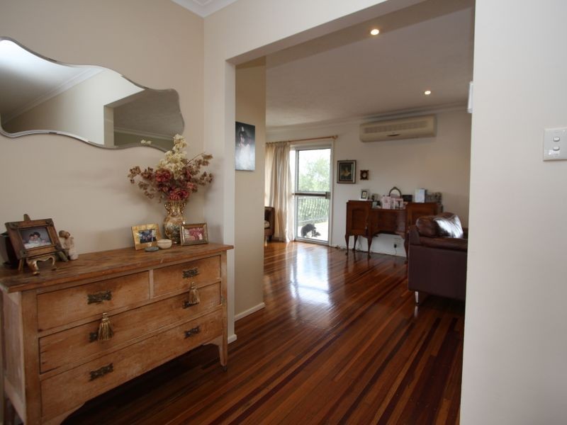 11 Robin Avenue, Paradise Point QLD 4216