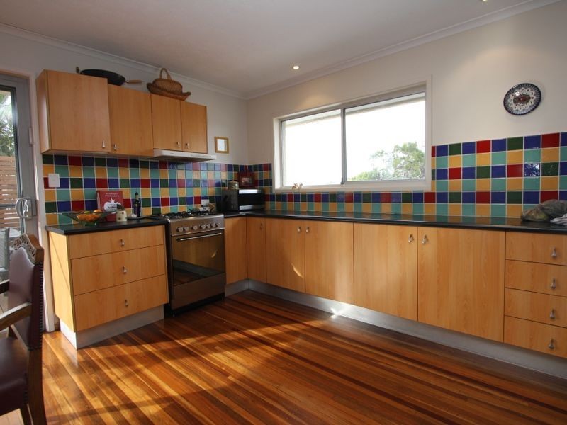 11 Robin Avenue, Paradise Point QLD 4216