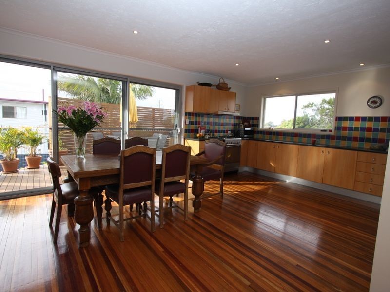 11 Robin Avenue, Paradise Point QLD 4216