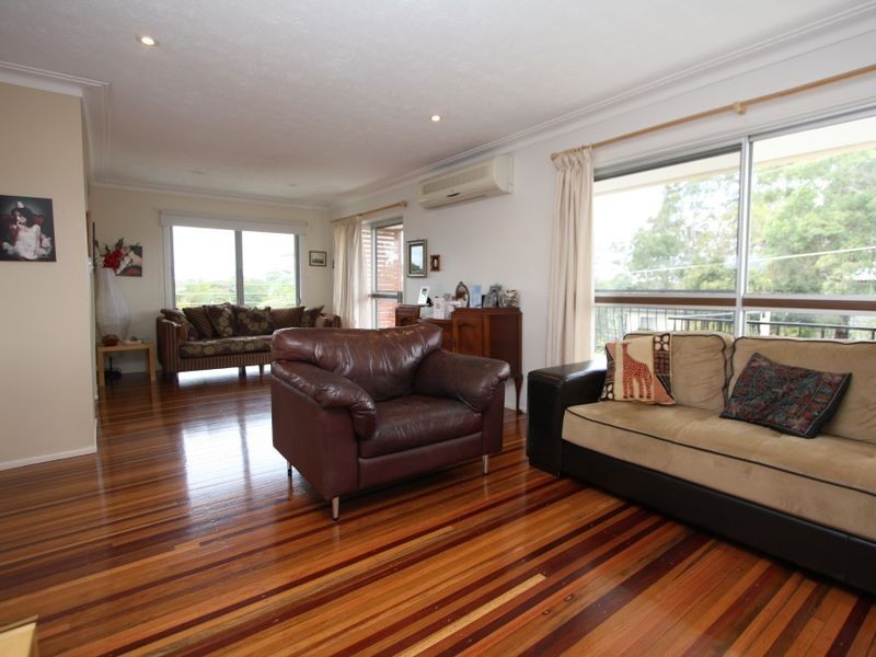11 Robin Avenue, Paradise Point QLD 4216