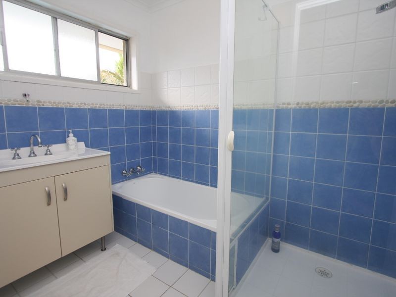 11 Robin Avenue, Paradise Point QLD 4216