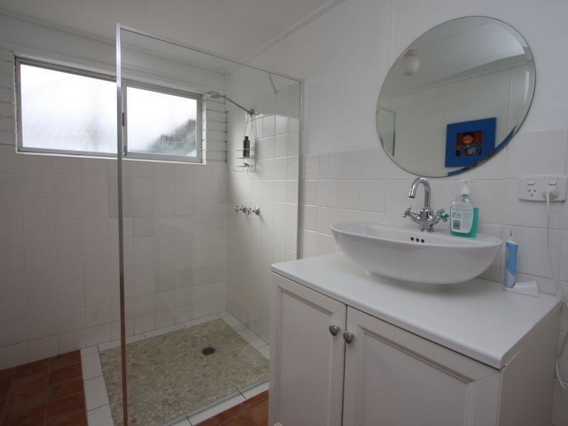 11 Robin Avenue, Paradise Point QLD 4216