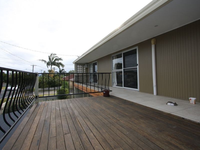 11 Robin Avenue, Paradise Point QLD 4216
