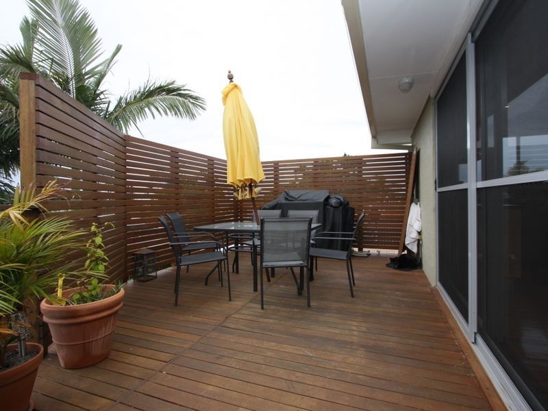 11 Robin Avenue, Paradise Point QLD 4216