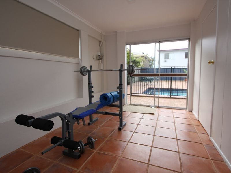 11 Robin Avenue, Paradise Point QLD 4216