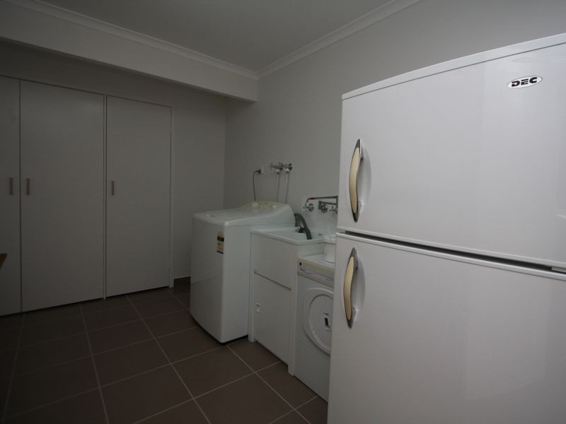 11 Robin Avenue, Paradise Point QLD 4216