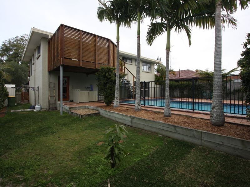 11 Robin Avenue, Paradise Point QLD 4216