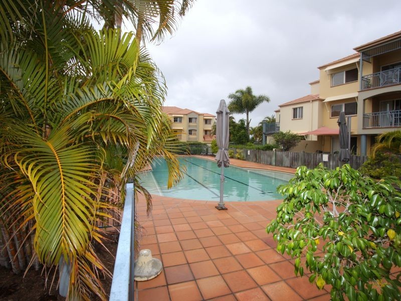 9/82-86 Limetree Parade, Runaway Bay QLD 4216