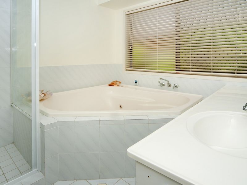16 Oxley Drive, Paradise Point QLD 4216