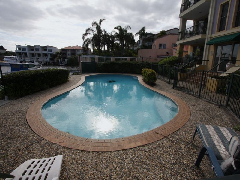 2/14 Jennifer Avenue, Runaway Bay QLD 4216