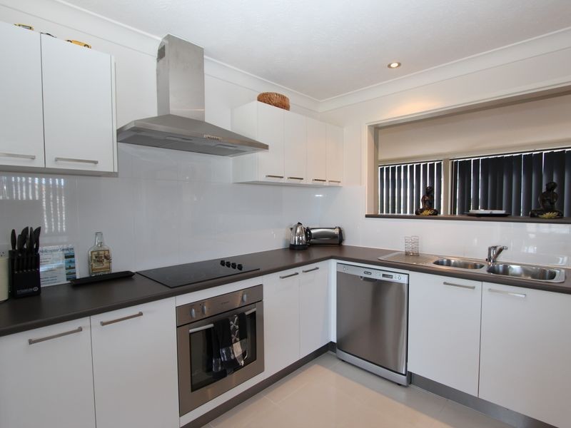 25 Killowill Avenue, Paradise Point QLD 4216