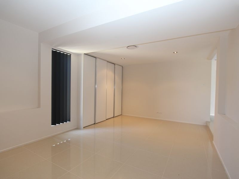 25 Killowill Avenue, Paradise Point QLD 4216