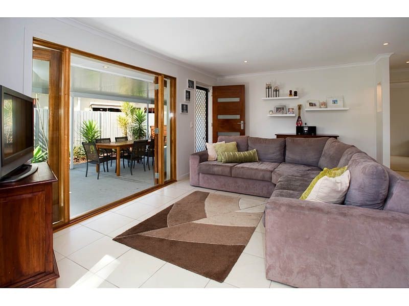 2/35 Donald Avenue, Paradise Point QLD 4216