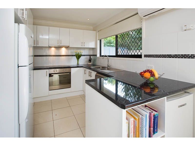 2/35 Donald Avenue, Paradise Point QLD 4216