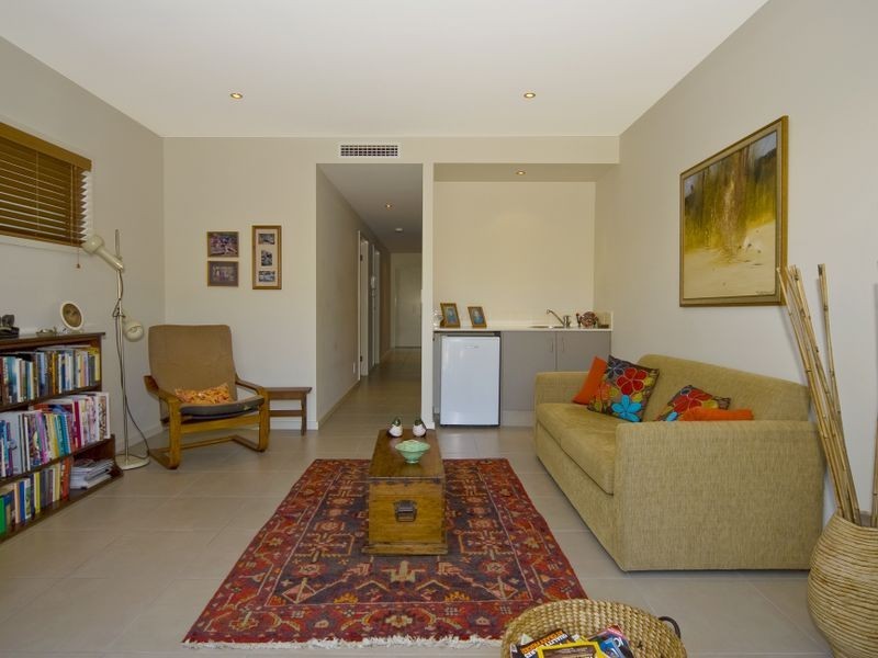 2/44 Milton Avenue, Paradise Point QLD 4216
