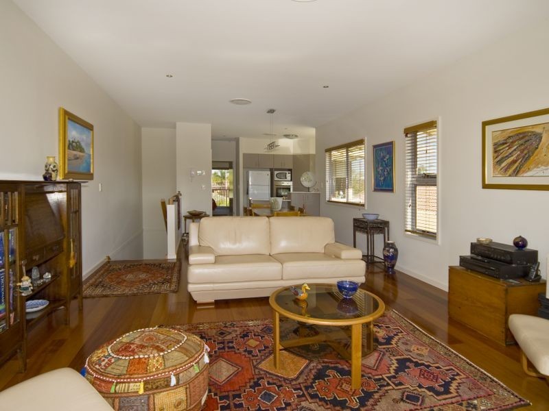 2/44 Milton Avenue, Paradise Point QLD 4216