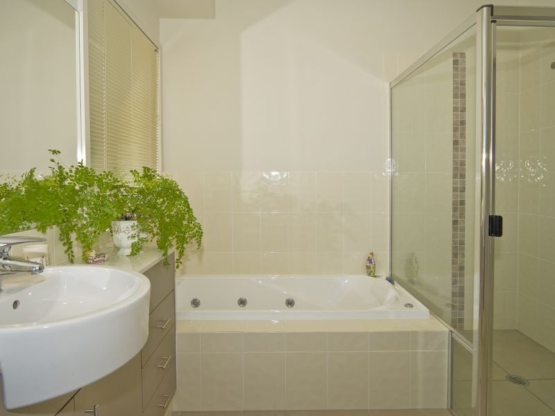2/44 Milton Avenue, Paradise Point QLD 4216