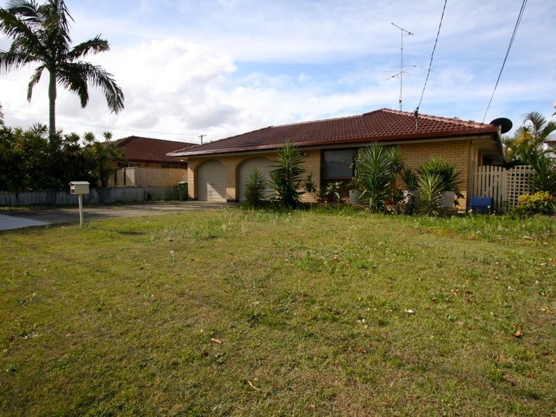 13 Robin Avenue, Paradise Point QLD 4216