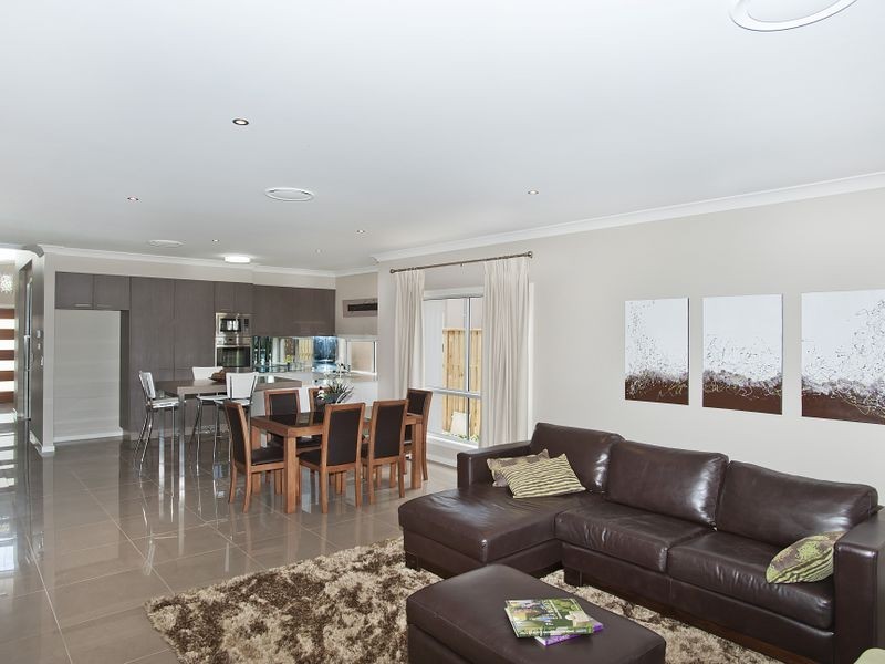 7 Azure Way, Hope Island QLD 4212