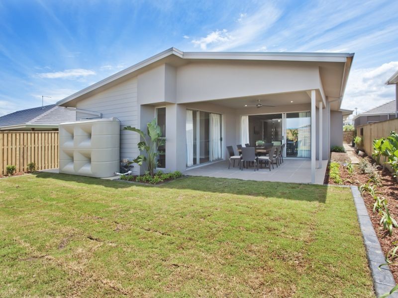 7 Azure Way, Hope Island QLD 4212