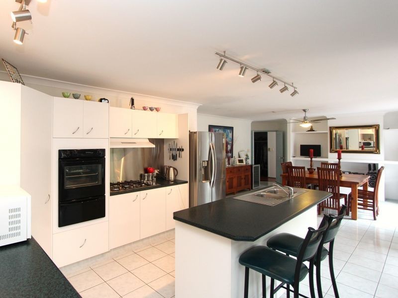 16 Coombe Avenue, Hope Island QLD 4212