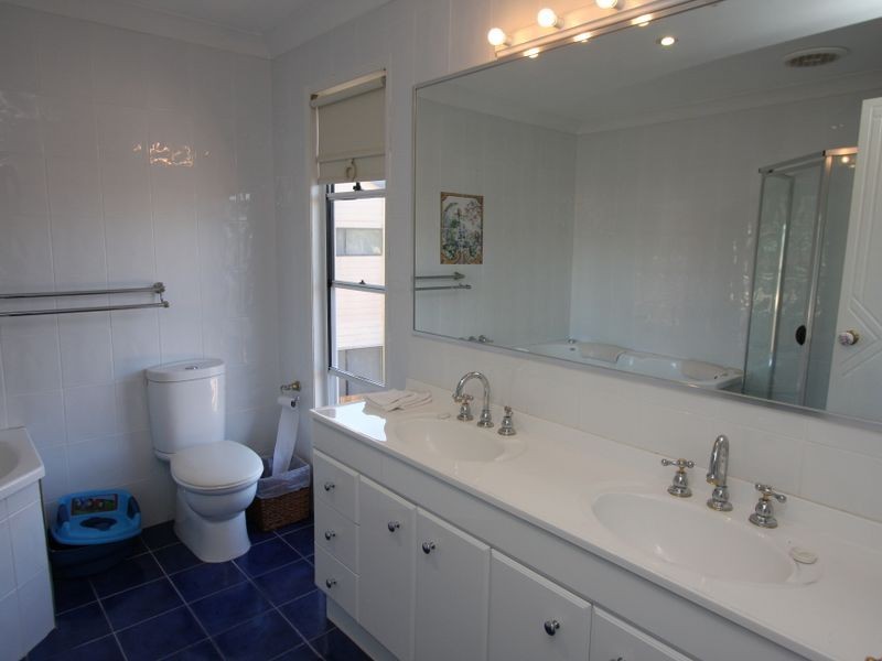13 Walter Raleigh Crescent, Hollywell QLD 4216