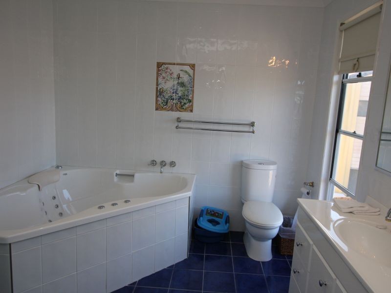 13 Walter Raleigh Crescent, Hollywell QLD 4216