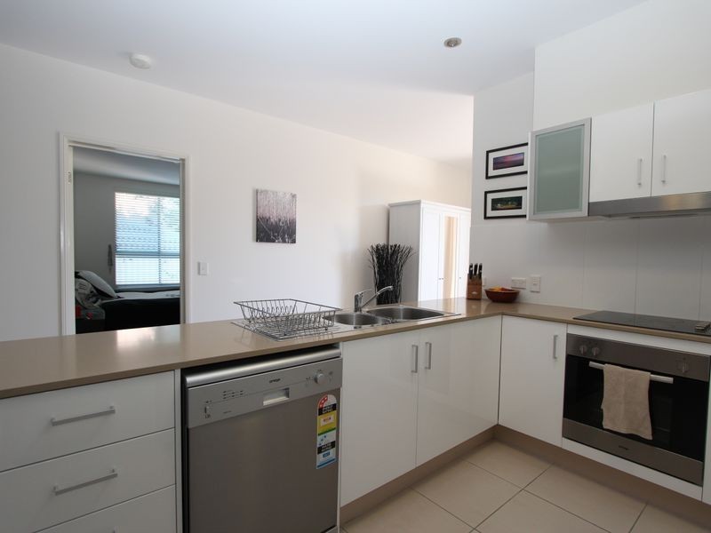 2/8-10 Victor Avenue, Paradise Point QLD 4216