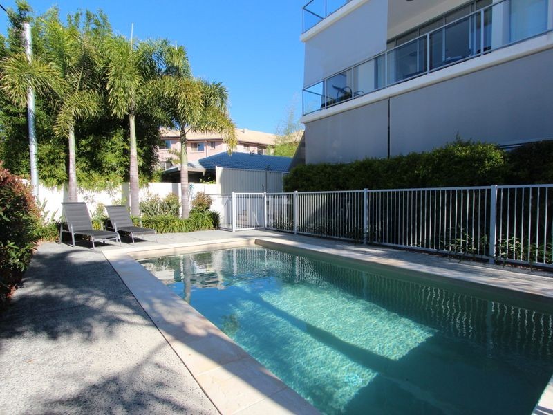 2/8-10 Victor Avenue, Paradise Point QLD 4216