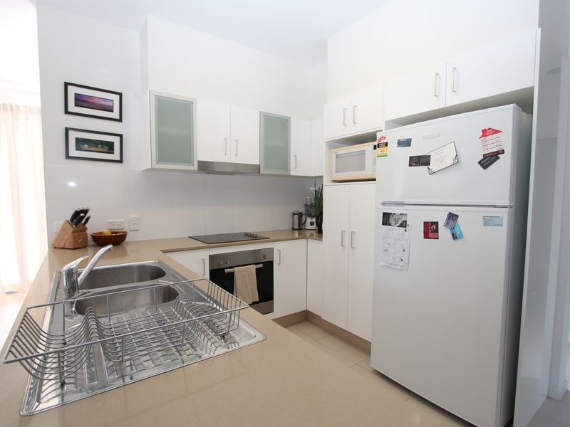 2/8-10 Victor Avenue, Paradise Point QLD 4216