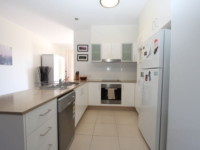 2/8-10 Victor Avenue, Paradise Point QLD 4216