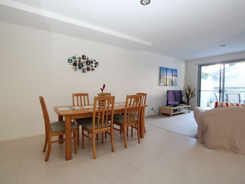 2/8-10 Victor Avenue, Paradise Point QLD 4216