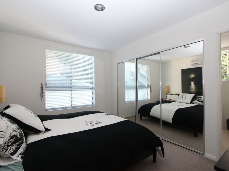 2/8-10 Victor Avenue, Paradise Point QLD 4216