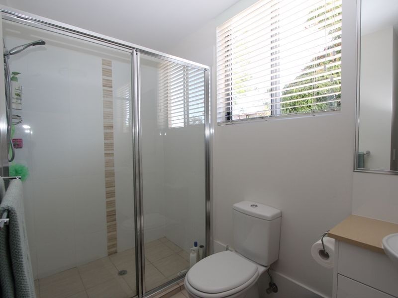 2/8-10 Victor Avenue, Paradise Point QLD 4216