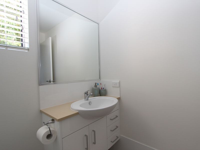 2/8-10 Victor Avenue, Paradise Point QLD 4216