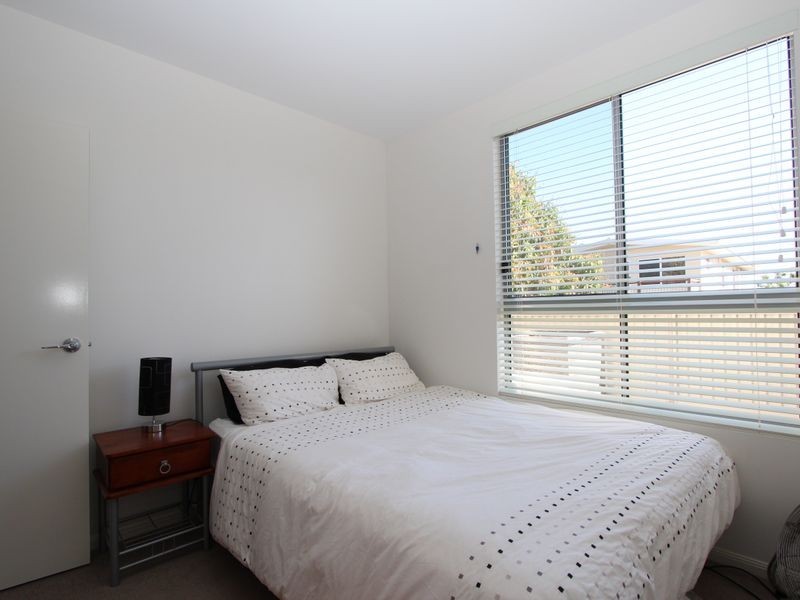 2/8-10 Victor Avenue, Paradise Point QLD 4216