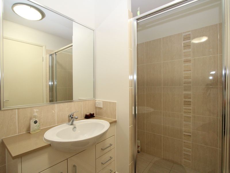 2/8-10 Victor Avenue, Paradise Point QLD 4216