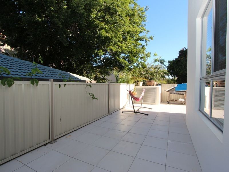 2/8-10 Victor Avenue, Paradise Point QLD 4216