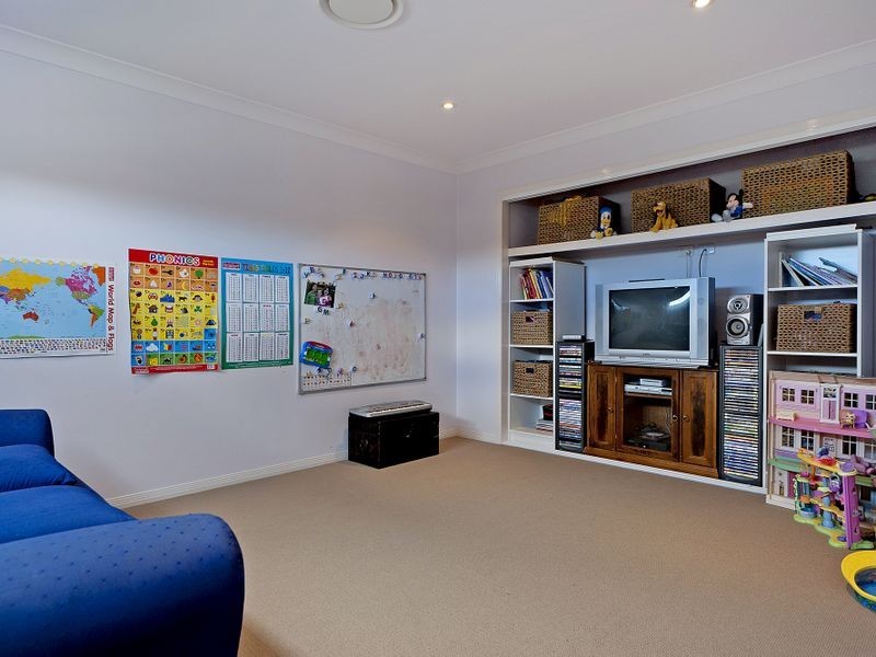 2134 Beaufort Way, Hope Island QLD 4212