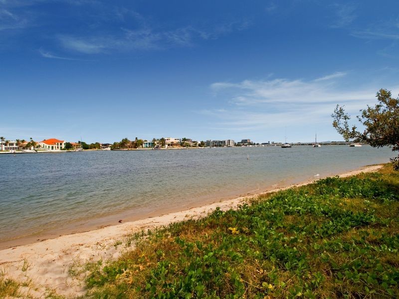 2/130 The Esplanade, Paradise Point QLD 4216