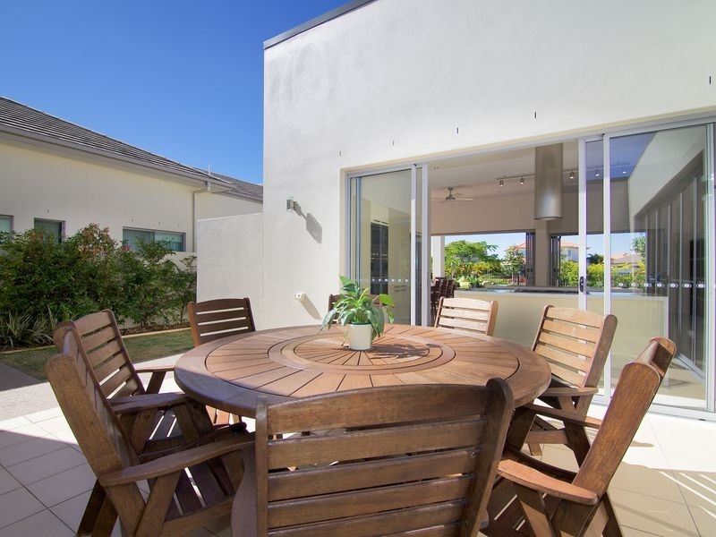 2562 Cressbrook Drive, Hope Island QLD 4212