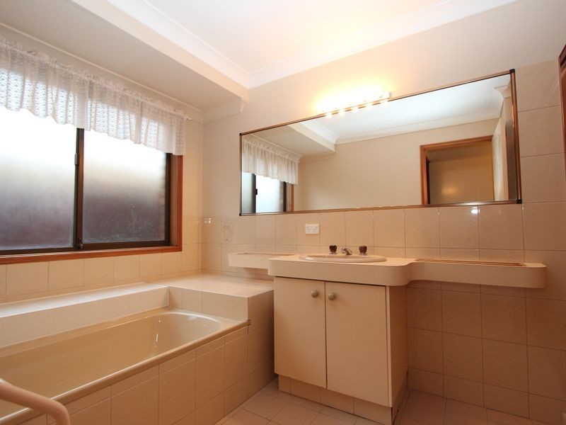 4 Lakefield Crescent, Paradise Point QLD 4216